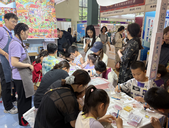 股升网 好博会|最受小朋友欢迎的展位！半小时做一幅钻石画