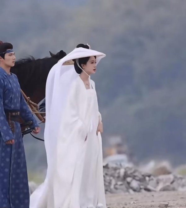 红盘策略 孟子义拍戏时被剧组演员踩头纱摔跤，粉丝心疼男演员出来道歉