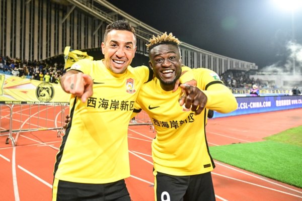 嗨牛股票 海港给了机会，蓉城申花接不住，前三名集体踩刹车，中超争冠形势没有变化